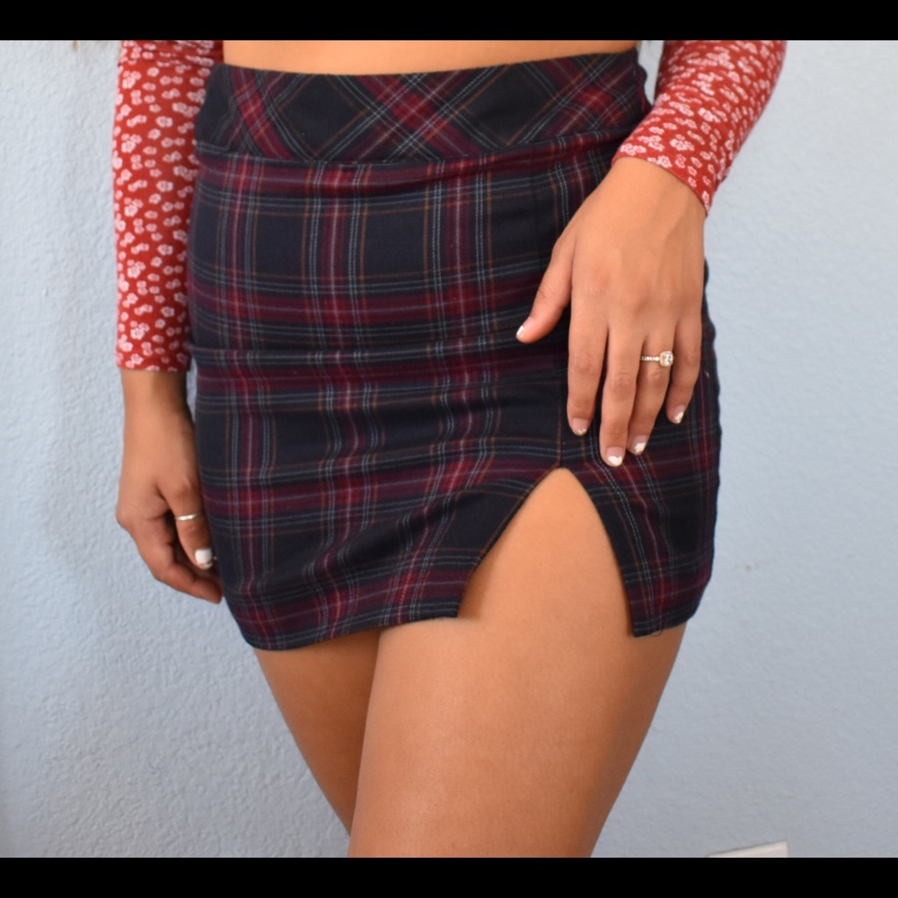 Plaid mini-skirt with slit